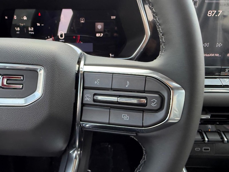 GMC Canyon Vehicle Full-screen Gallery Image 11