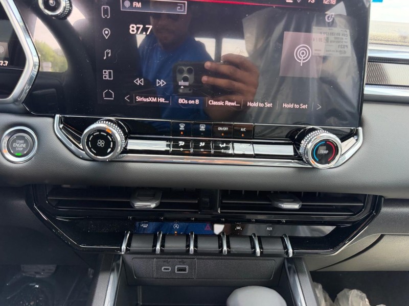 GMC Canyon Vehicle Full-screen Gallery Image 13