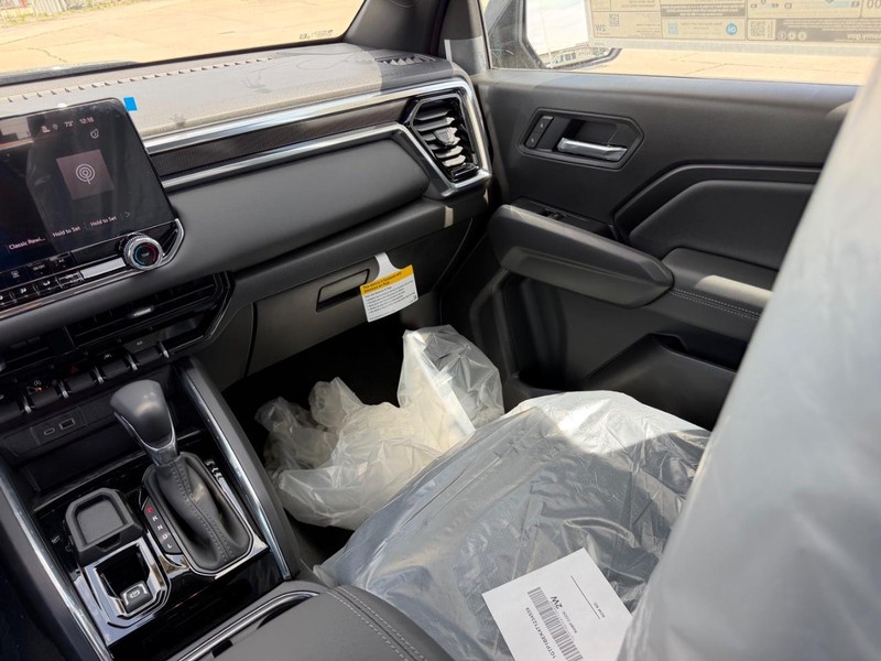 GMC Canyon Vehicle Full-screen Gallery Image 15