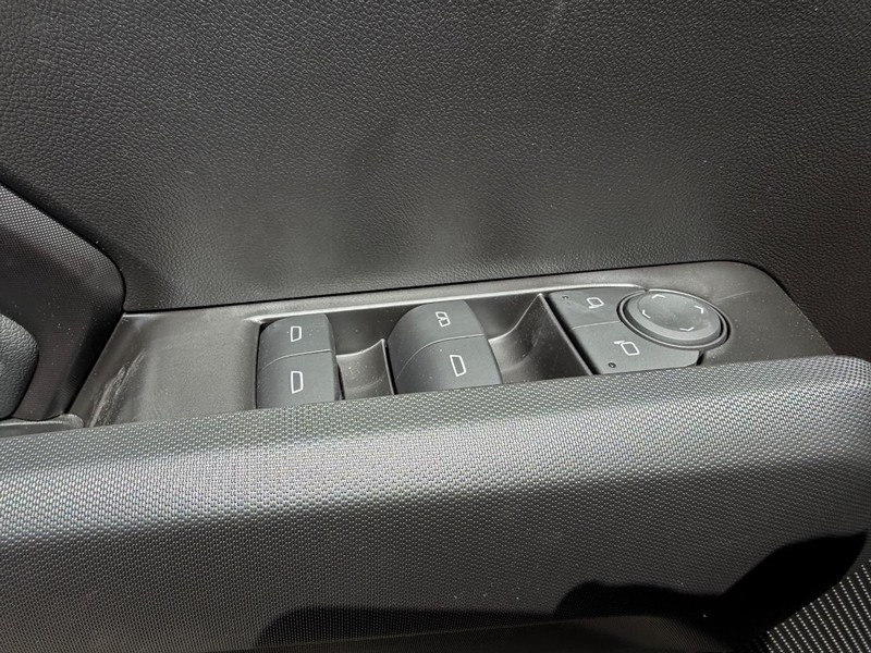 GMC Canyon Vehicle Full-screen Gallery Image 16