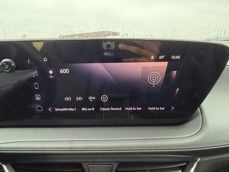 Buick Encore GX Vehicle Full-screen Gallery Image 12