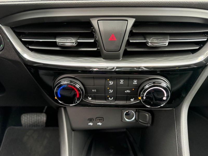 Buick Encore GX Vehicle Full-screen Gallery Image 13