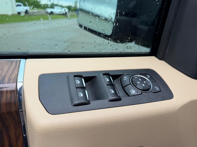 Ford F-150 Vehicle Full-screen Gallery Image 16