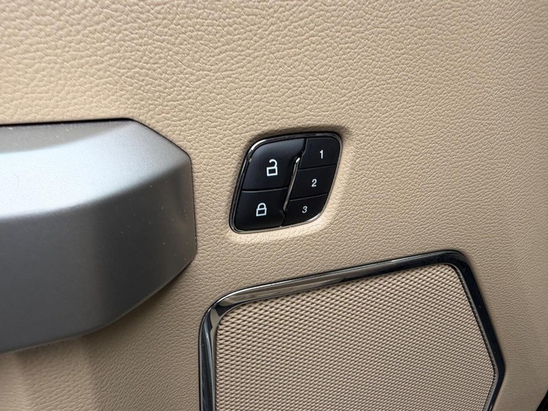 Ford F-150 Vehicle Full-screen Gallery Image 17