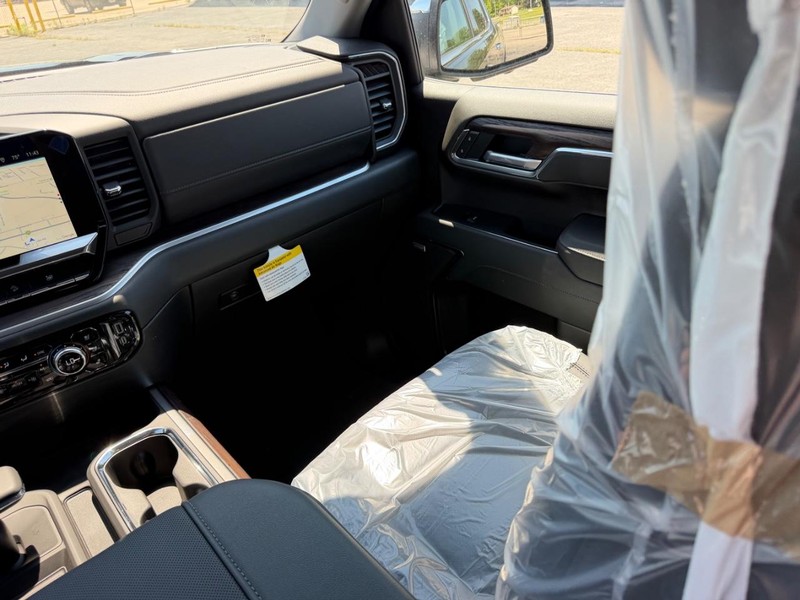 GMC Sierra 1500 Vehicle Full-screen Gallery Image 15