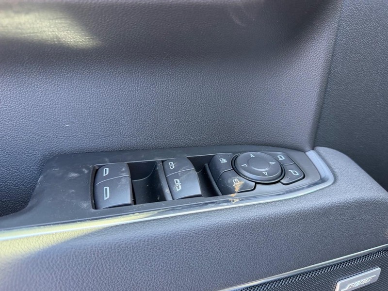 GMC Sierra 1500 Vehicle Full-screen Gallery Image 16