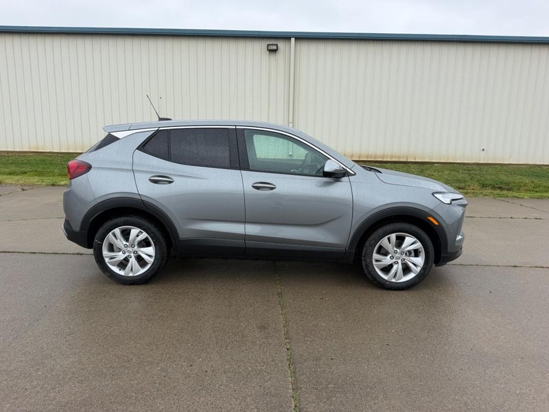 Buick Encore GX Vehicle Full-screen Gallery Image 2