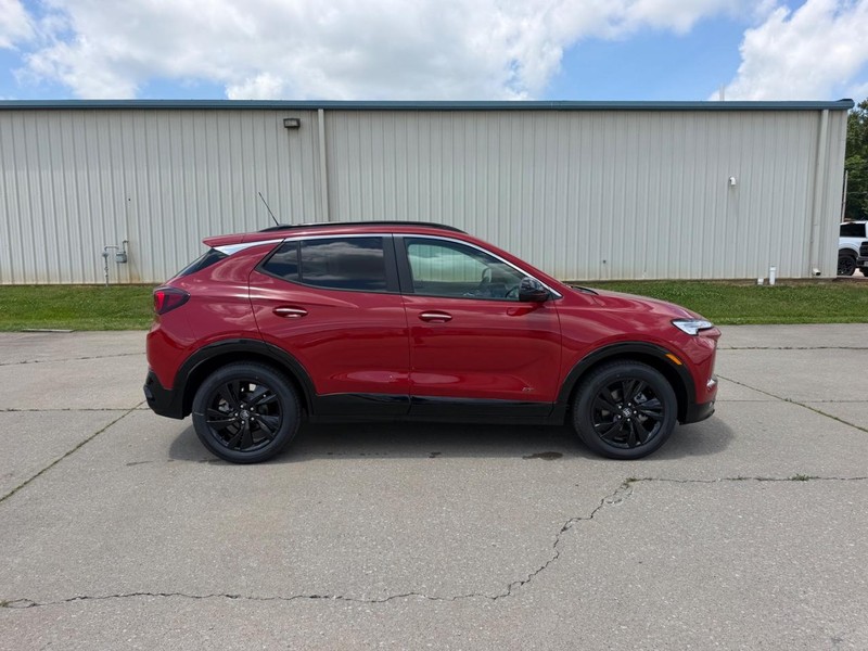 Buick Encore GX Vehicle Full-screen Gallery Image 2