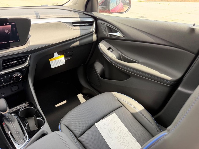 Buick Encore GX Vehicle Full-screen Gallery Image 15
