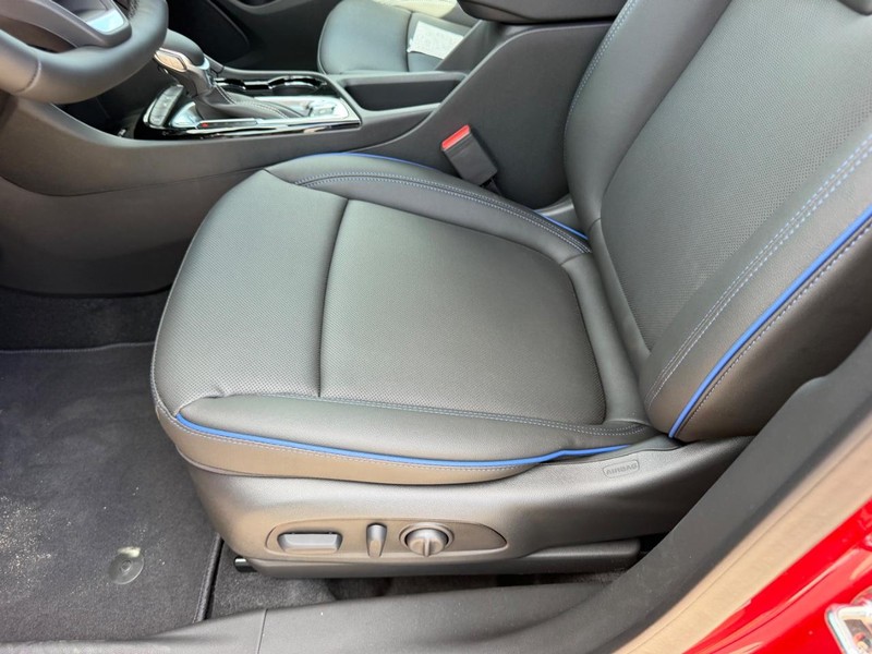 Buick Encore GX Vehicle Full-screen Gallery Image 17