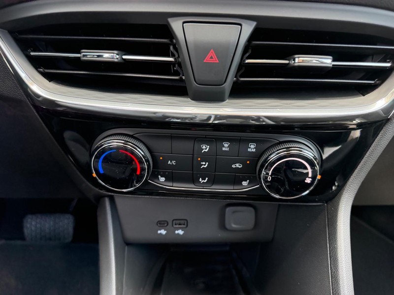 Buick Encore GX Vehicle Full-screen Gallery Image 14