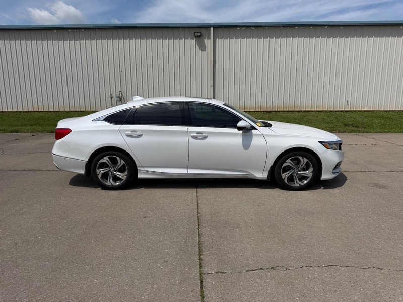 Honda Accord Sedan Vehicle Full-screen Gallery Image 2