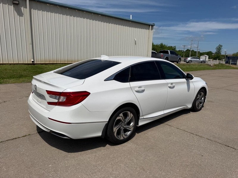 Honda Accord Sedan Vehicle Full-screen Gallery Image 3