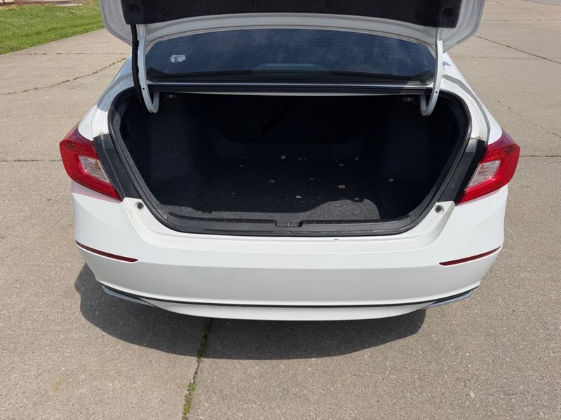 Honda Accord Sedan Vehicle Full-screen Gallery Image 6