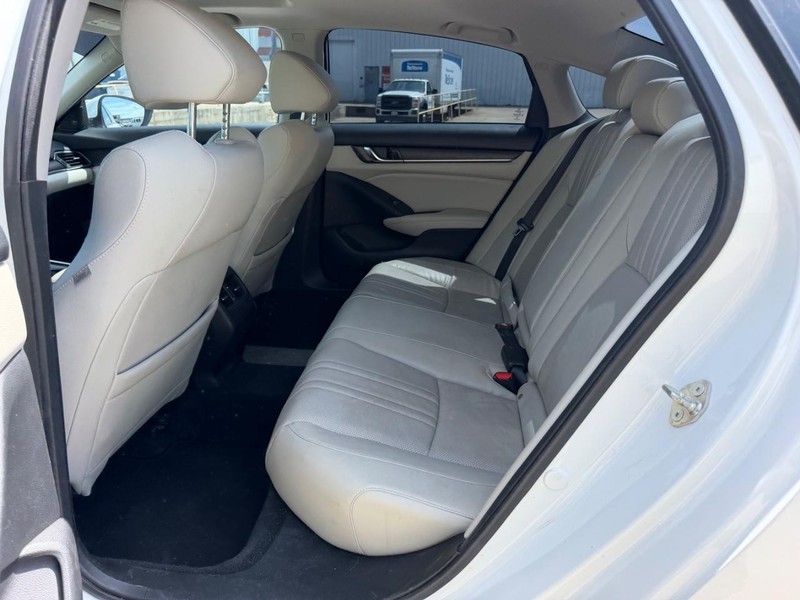 Honda Accord Sedan Vehicle Full-screen Gallery Image 8