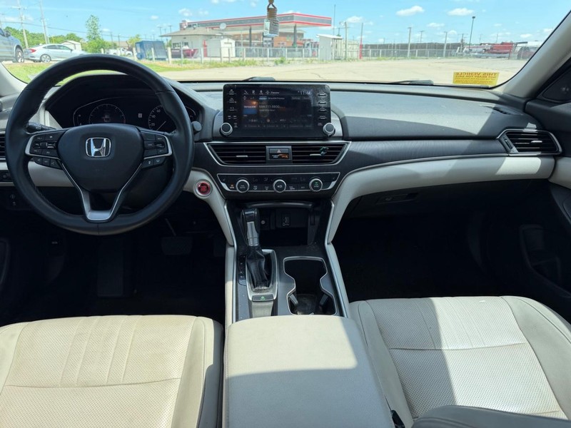 Honda Accord Sedan Vehicle Full-screen Gallery Image 10