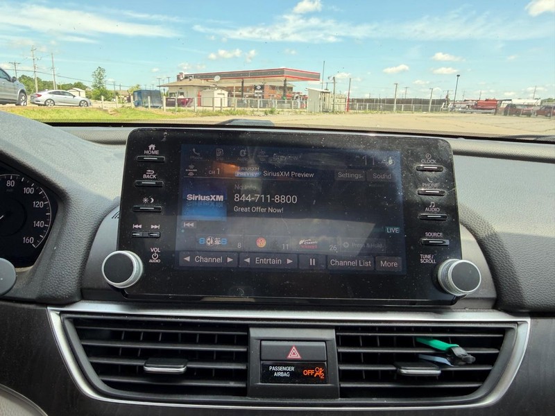 Honda Accord Sedan Vehicle Full-screen Gallery Image 14