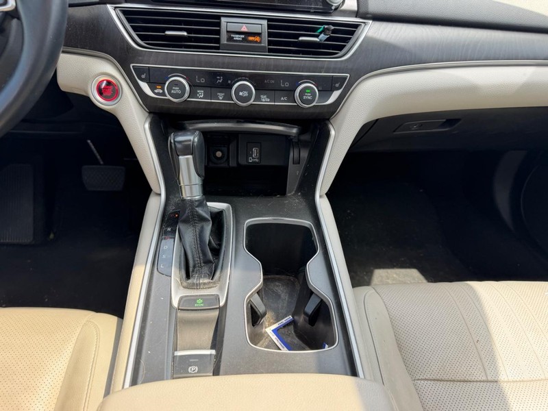 Honda Accord Sedan Vehicle Full-screen Gallery Image 16