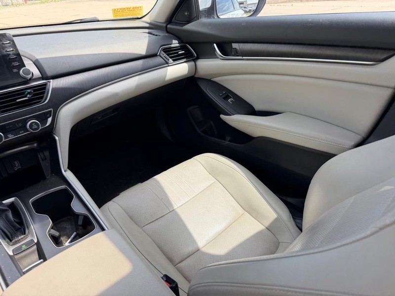 Honda Accord Sedan Vehicle Full-screen Gallery Image 17