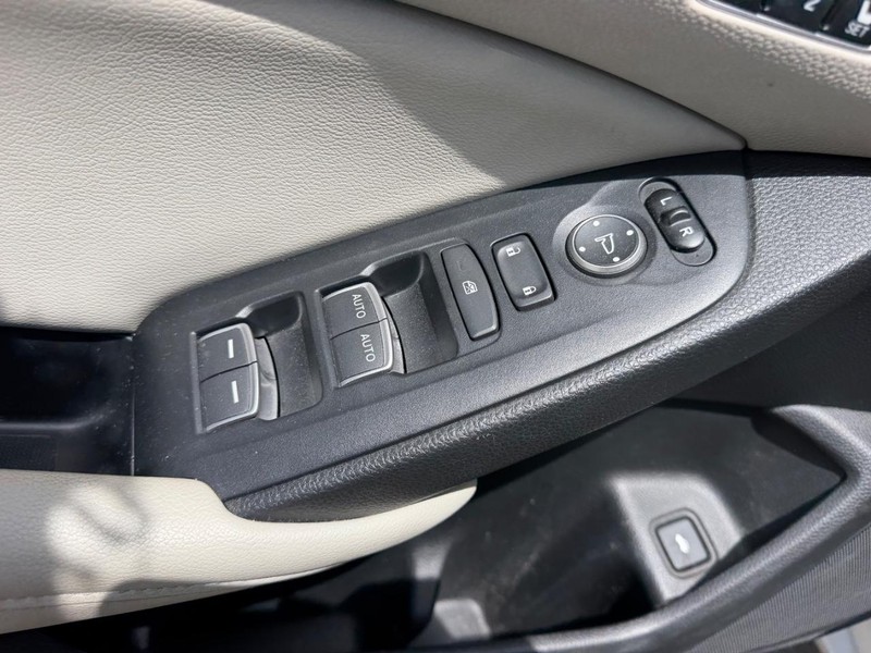 Honda Accord Sedan Vehicle Full-screen Gallery Image 18