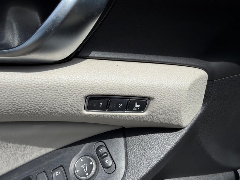 Honda Accord Sedan Vehicle Full-screen Gallery Image 19