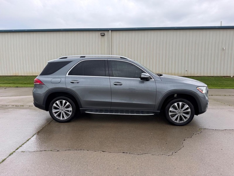 Mercedes-Benz GLE Vehicle Full-screen Gallery Image 2