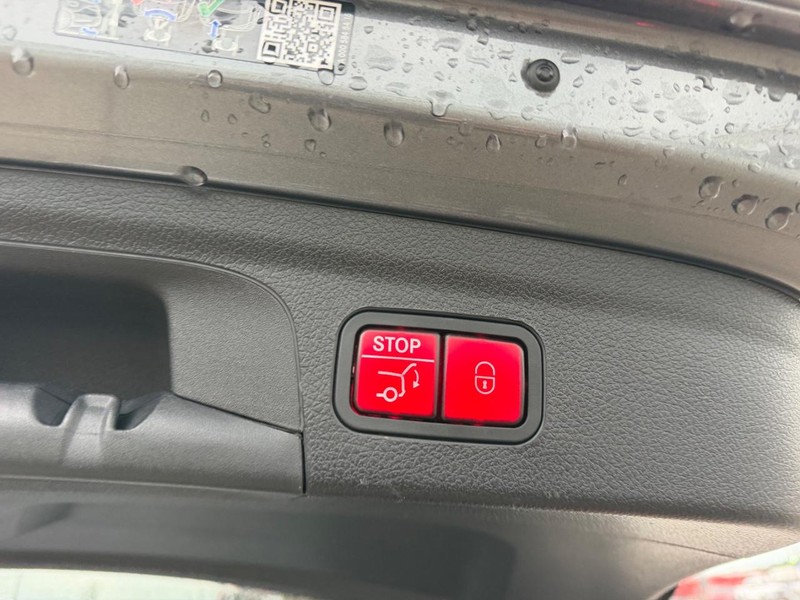 Mercedes-Benz GLE Vehicle Full-screen Gallery Image 6