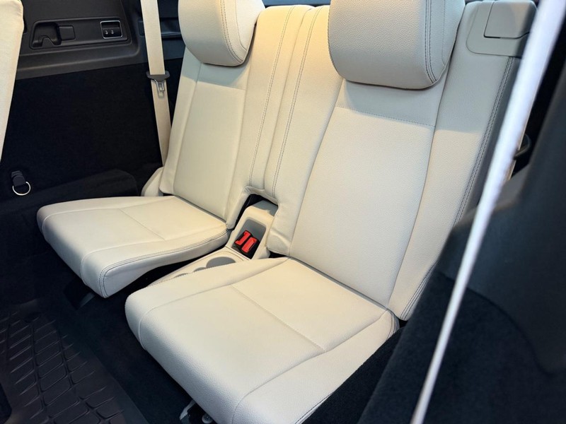 Mercedes-Benz GLE Vehicle Full-screen Gallery Image 8