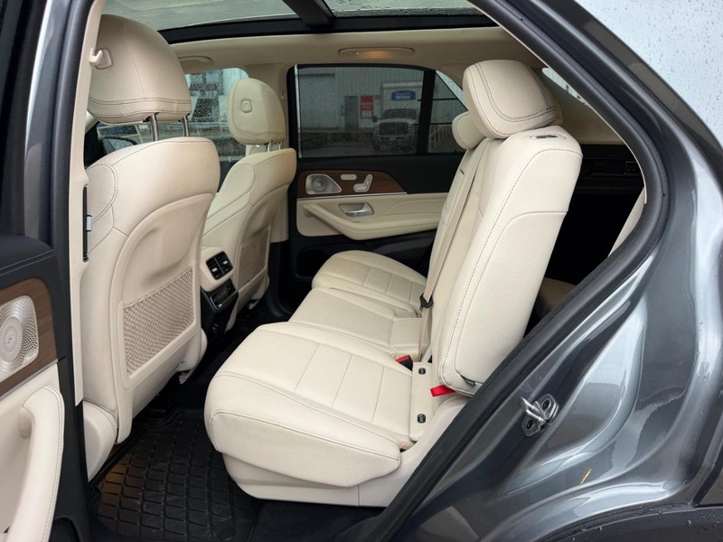 Mercedes-Benz GLE Vehicle Full-screen Gallery Image 9