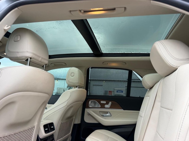 Mercedes-Benz GLE Vehicle Full-screen Gallery Image 10