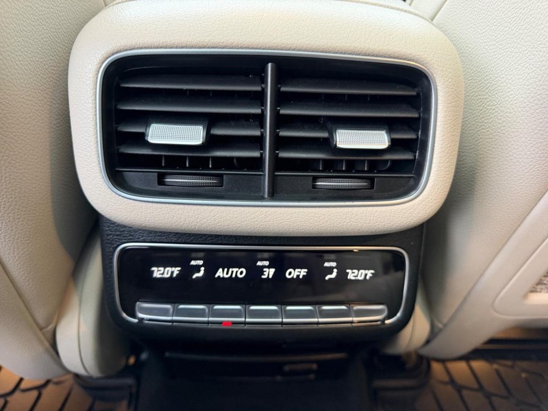 Mercedes-Benz GLE Vehicle Full-screen Gallery Image 11