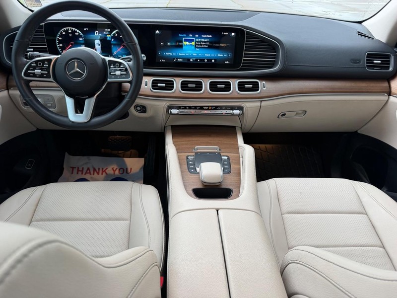 Mercedes-Benz GLE Vehicle Full-screen Gallery Image 12