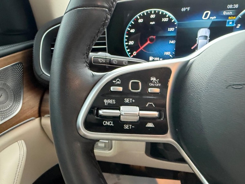 Mercedes-Benz GLE Vehicle Full-screen Gallery Image 14