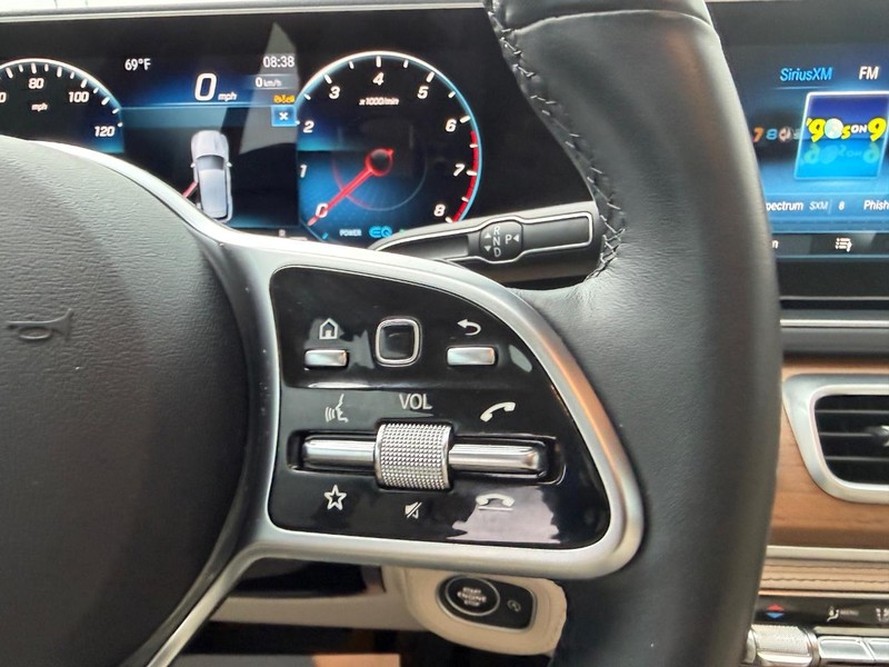 Mercedes-Benz GLE Vehicle Full-screen Gallery Image 15