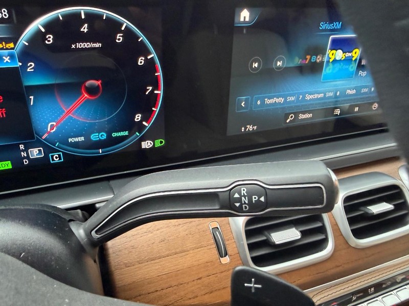 Mercedes-Benz GLE Vehicle Full-screen Gallery Image 16