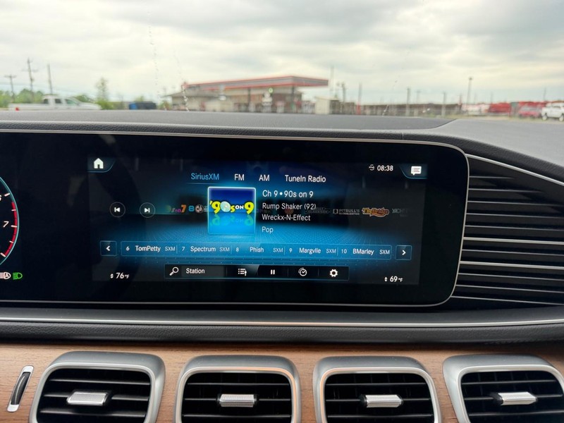 Mercedes-Benz GLE Vehicle Full-screen Gallery Image 17