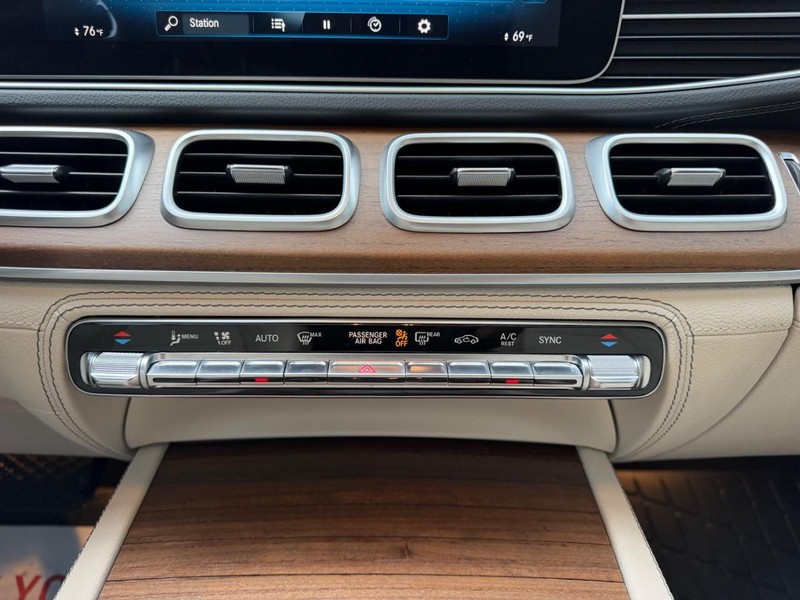 Mercedes-Benz GLE Vehicle Full-screen Gallery Image 18