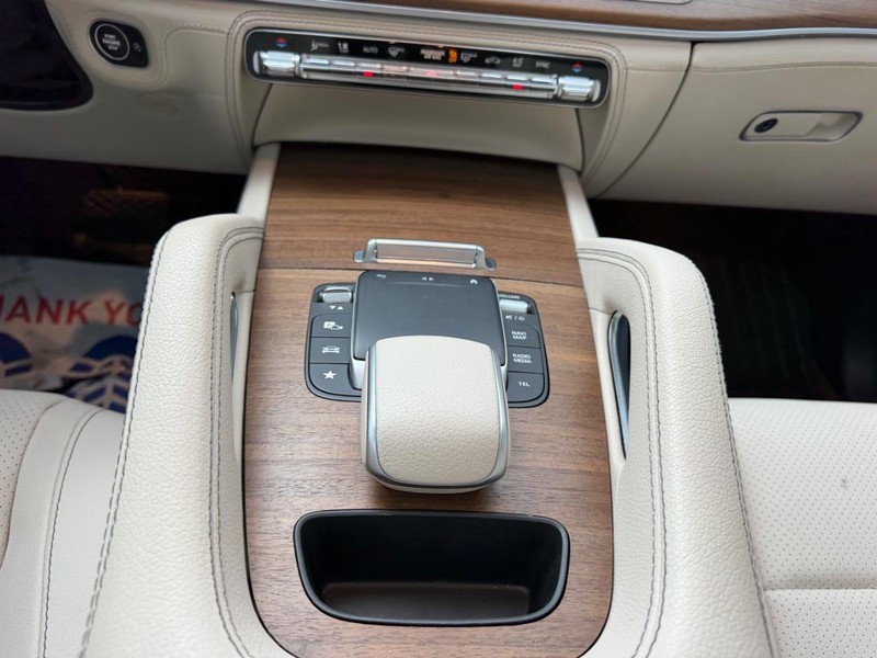 Mercedes-Benz GLE Vehicle Full-screen Gallery Image 19