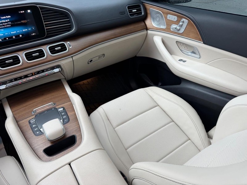 Mercedes-Benz GLE Vehicle Full-screen Gallery Image 20