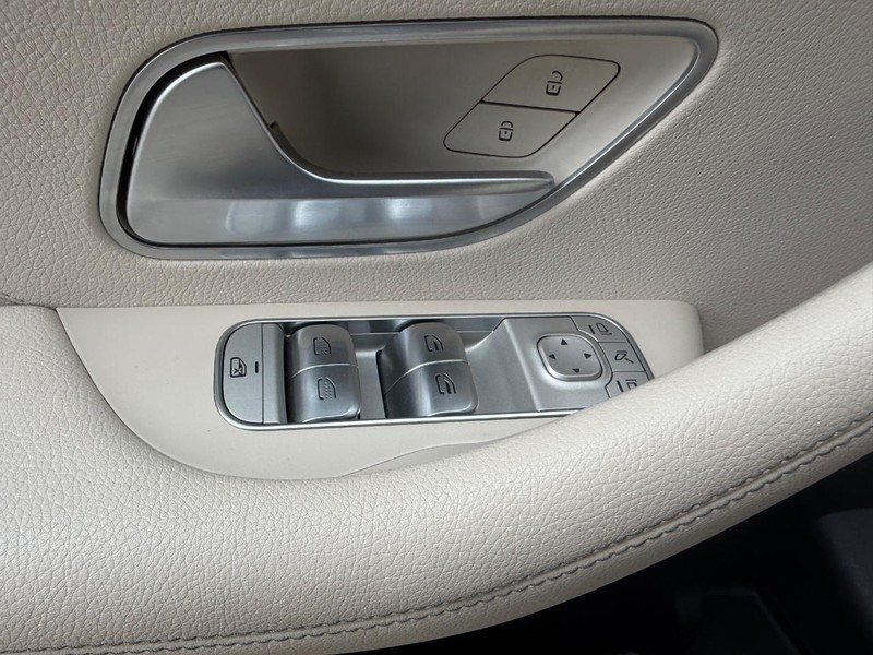 Mercedes-Benz GLE Vehicle Full-screen Gallery Image 21