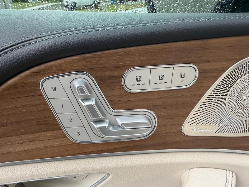 Mercedes-Benz GLE Vehicle Full-screen Gallery Image 22