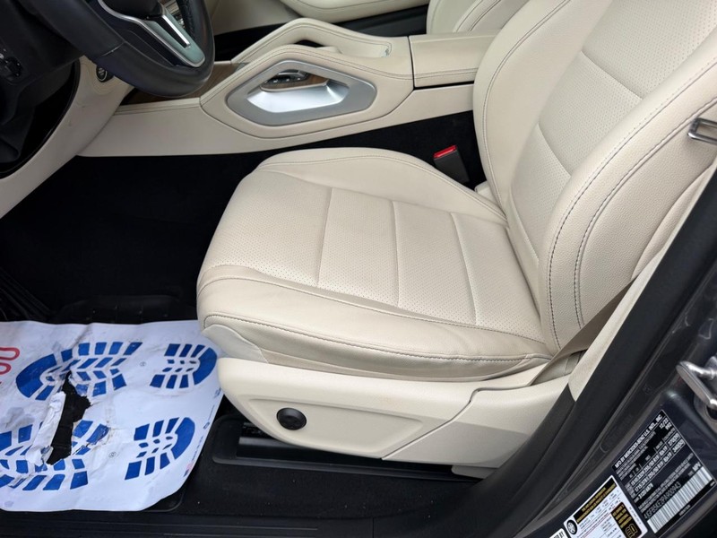 Mercedes-Benz GLE Vehicle Full-screen Gallery Image 23