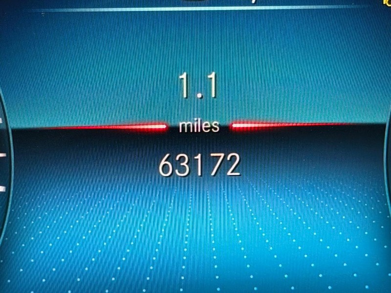 Mercedes-Benz GLE Vehicle Full-screen Gallery Image 24