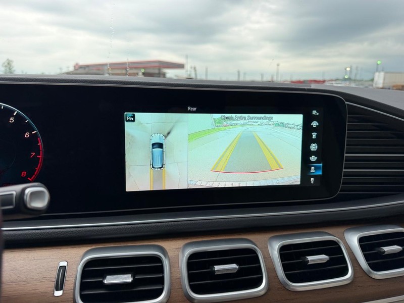 Mercedes-Benz GLE Vehicle Full-screen Gallery Image 25