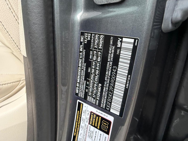 Mercedes-Benz GLE Vehicle Full-screen Gallery Image 26