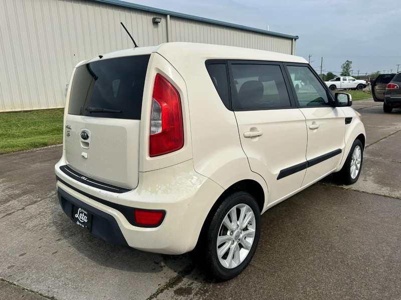 Kia Soul Vehicle Full-screen Gallery Image 3