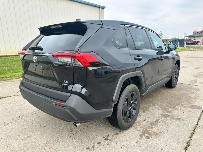 Toyota RAV4 Vehicle Full-screen Gallery Image 3