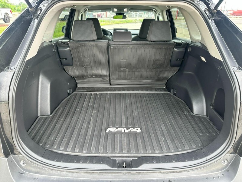 Toyota RAV4 Vehicle Full-screen Gallery Image 5