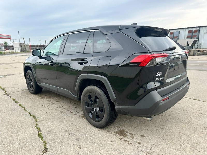 Toyota RAV4 Vehicle Full-screen Gallery Image 6