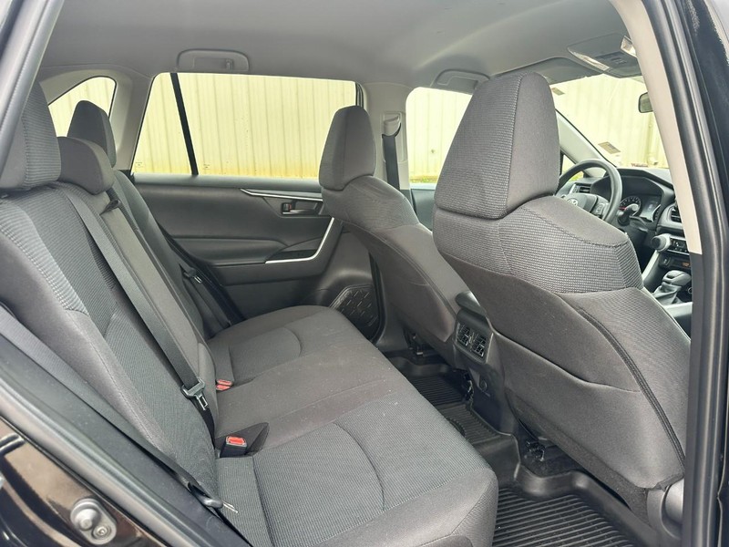 Toyota RAV4 Vehicle Full-screen Gallery Image 10